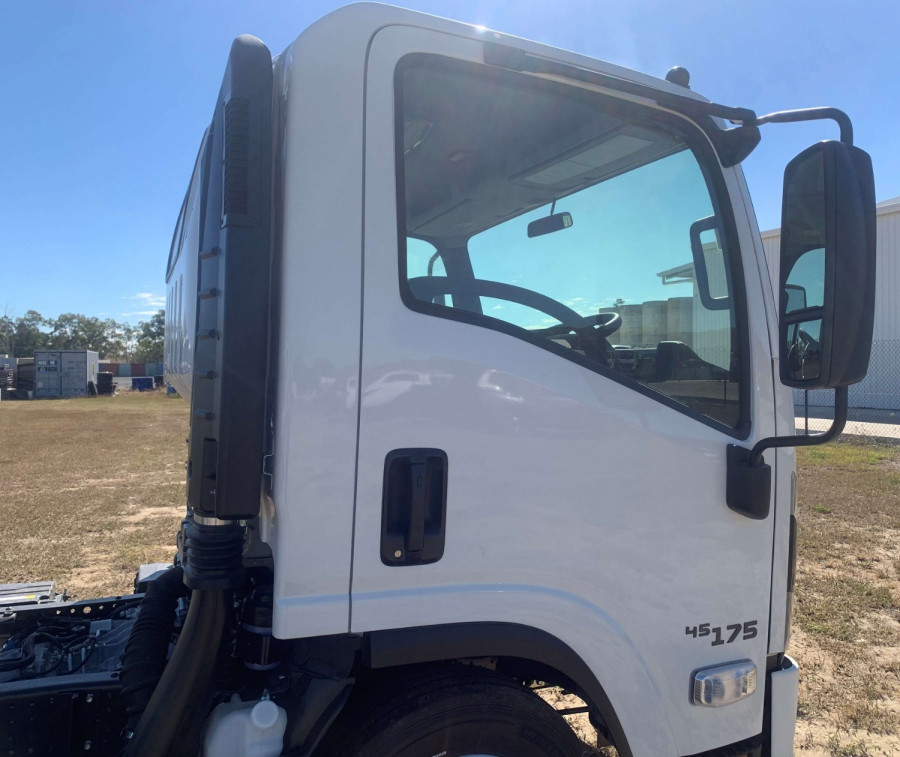 2026 Isuzu NPR Cab Chassis Image 4