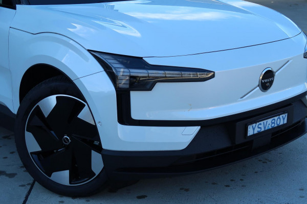 2025 Volvo EX30  Single Motor Extended Range Ultra SUV Image 8