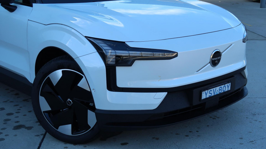 2025 Volvo EX30  Single Motor Extended Range Ultra SUV Image 8