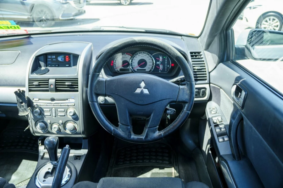 2008 Mitsubishi 380 DB Series III SX Sedan Image 9