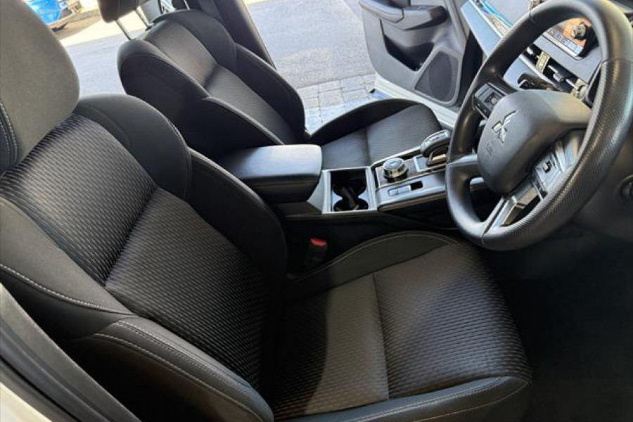 2022 MY23 Mitsubishi Outlander ZM ES SUV Image 17