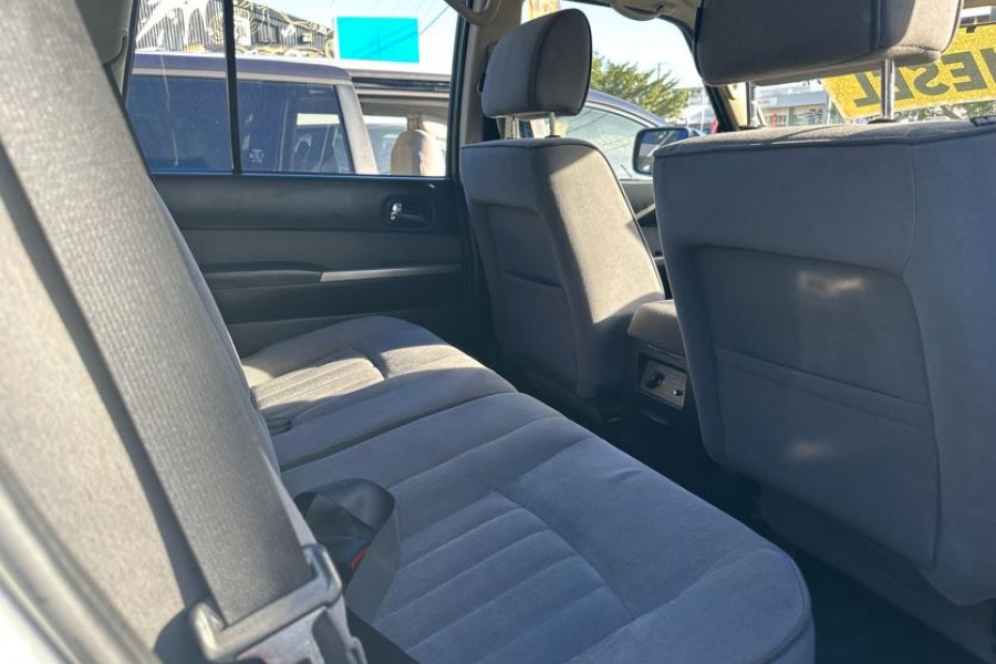 2015 Nissan Patrol Y61 ST SUV Image 13
