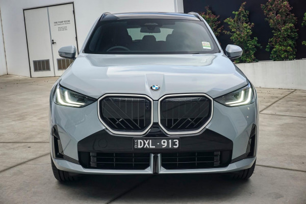 2025 BMW X3 G45 30e xDrive SUV image 3