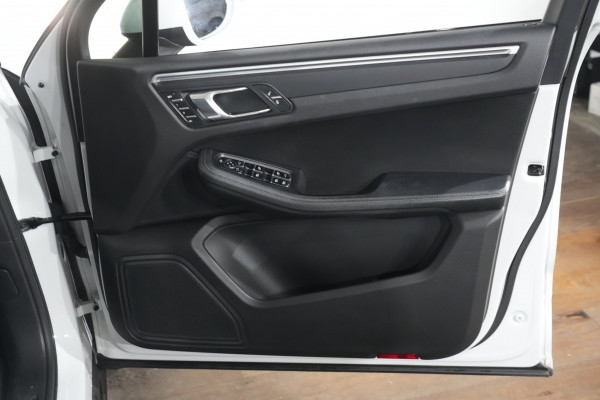 2017 Porsche Macan SUV Image 26