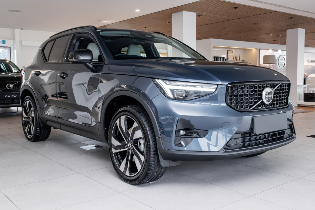 2026 Volvo XC40 XZ Ultra B4 Dark SUV