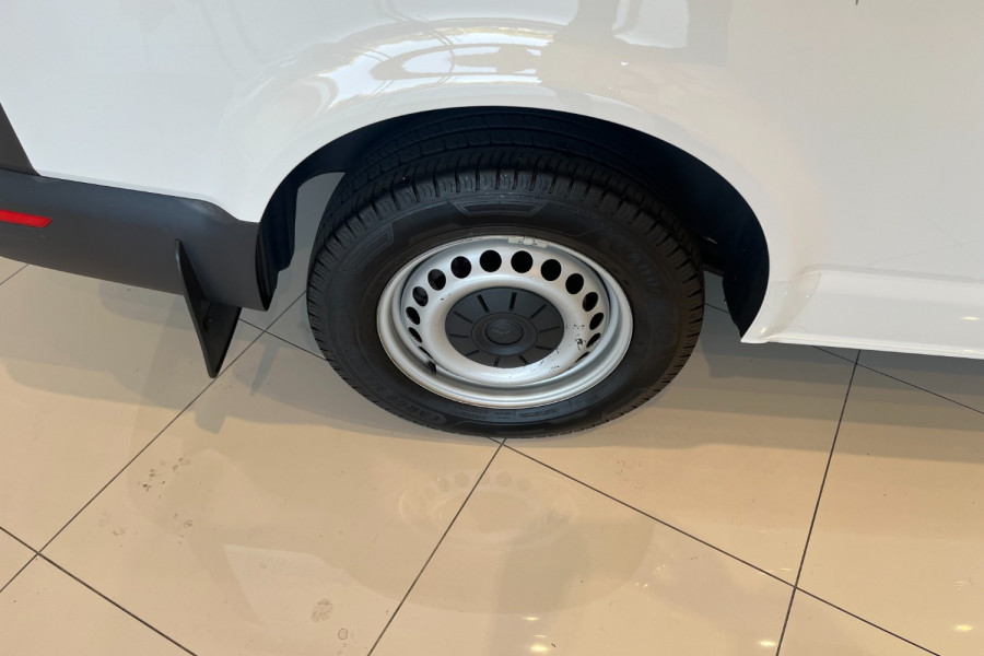 2018 Volkswagen Transporter T6 LWB Van Normal Roof Van Image 15