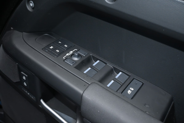 2025 MY25.5 Land Rover Defender L663 110 D350 X-Dynamic SE SUV image 10