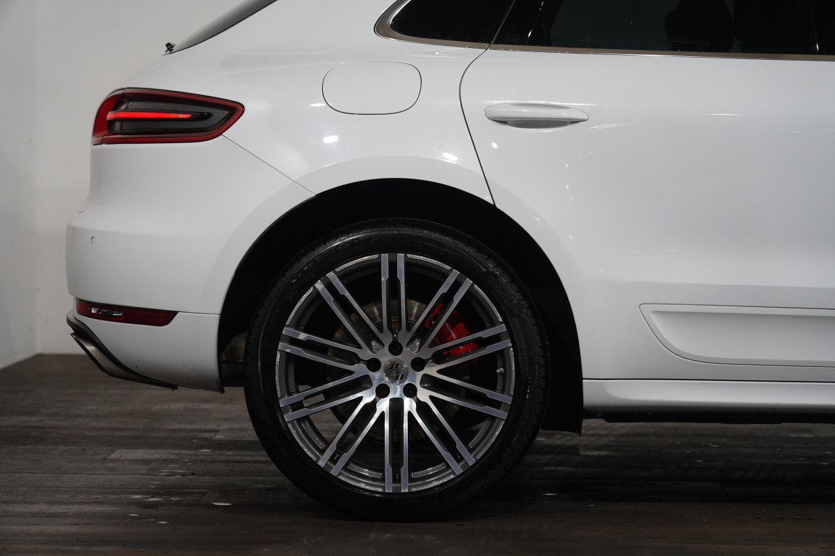 2017 Porsche Macan Turbo SUV Image 6
