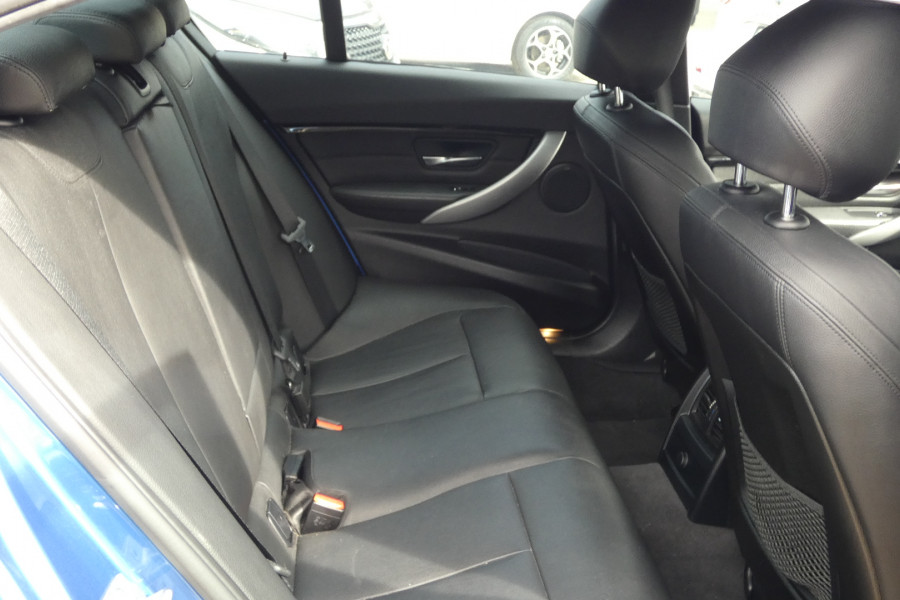 2016 BMW 330i F30 LCI LUXURY LINE Sedan Image 9