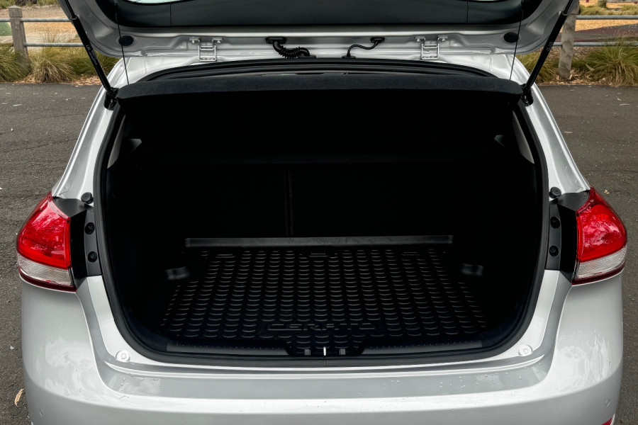 2016 Kia Cerato YD S Hatch Image 7