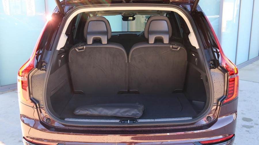 2025 MY26 Volvo XC90 L Series Plus T8 Plug-in Hybrid Dark SUV Image 28