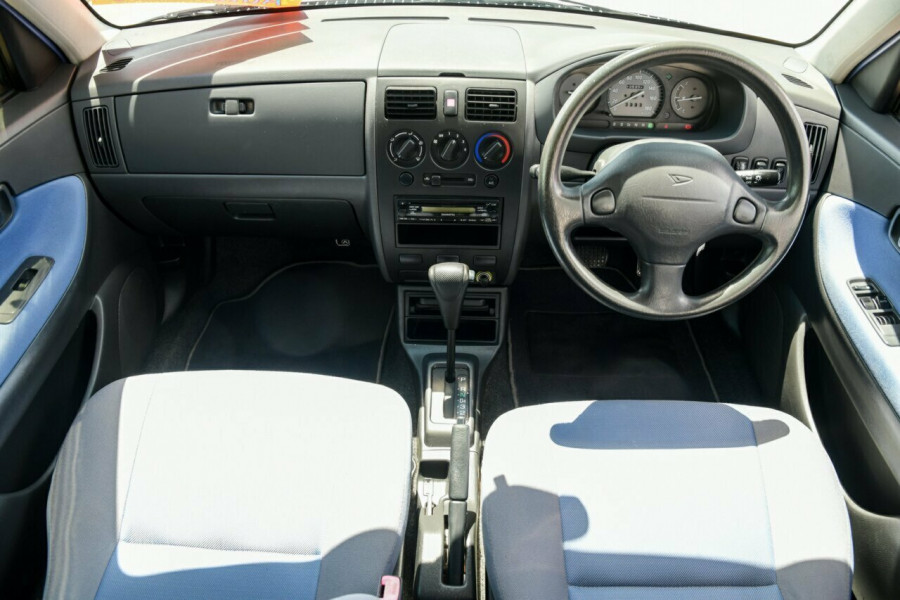 2004 Daihatsu Sirion M100RS Hatchback Image 9