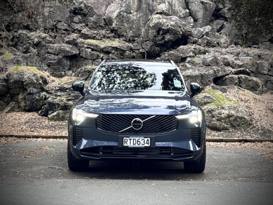 2026 Volvo XC90 L Series Ultra T8 Plug-in Hybrid Dark SUV Image 2