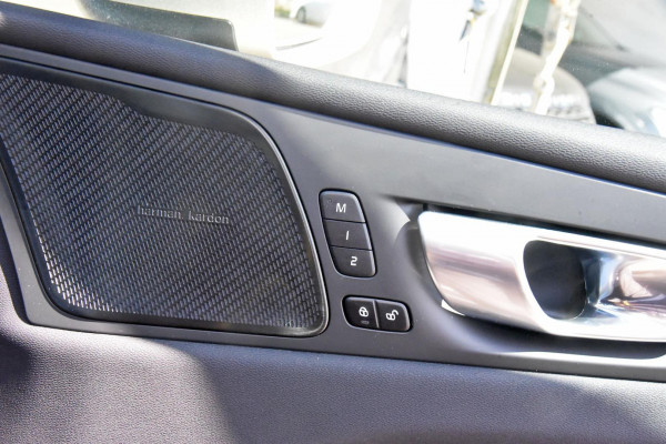 2023 Volvo XC60  Ultimate B5 Bright SUV Image 6