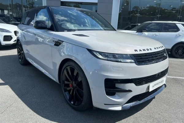 2026 Land Rover Range Rover D300 SE SUV Image 1