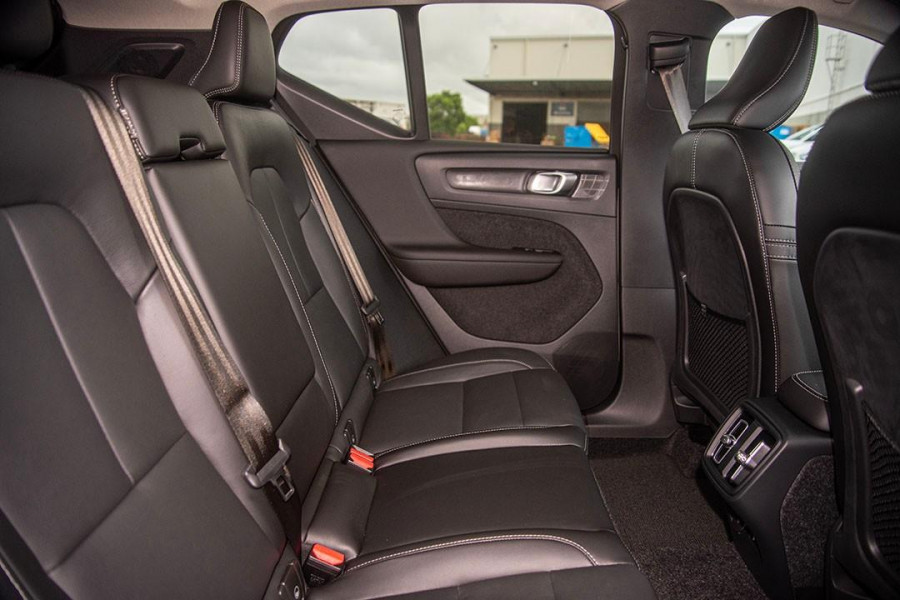2024 MY25 Volvo XC40  Ultra B4 Dark SUV Image 9