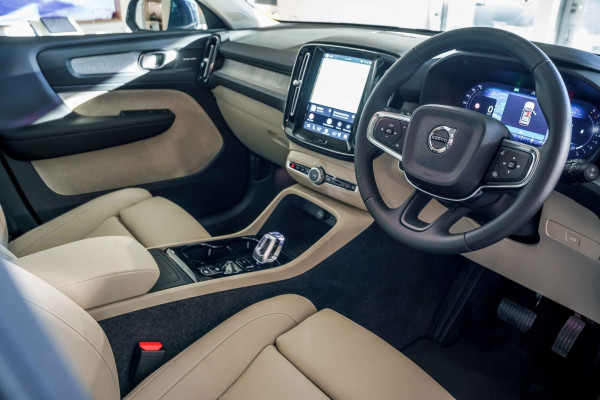 2026 Volvo XC40 XZ Ultra B4 Bright SUV Image 4