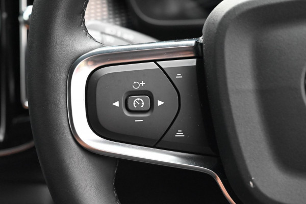 2025 Volvo XC40 XZ Ultra B4 Bright SUV image 17