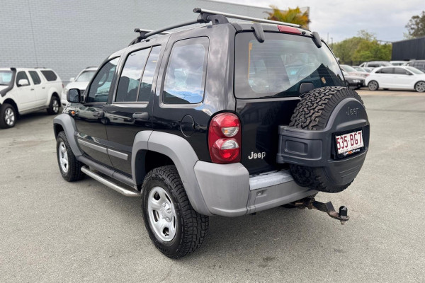 2005 Jeep Cherokee KJ Sport SUV Image 10