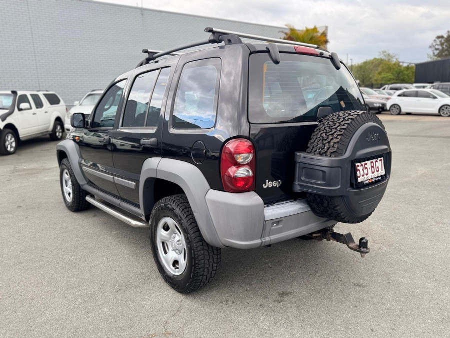 2005 Jeep Cherokee KJ Sport SUV Image 10