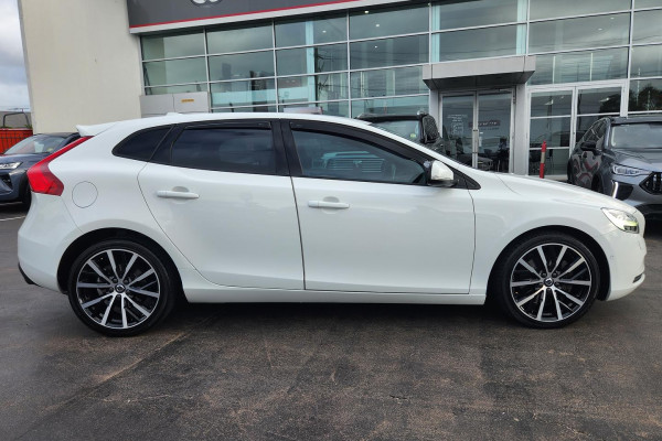 2017 MY16 Volvo V40 M Series T3 Kinetic Hatch
