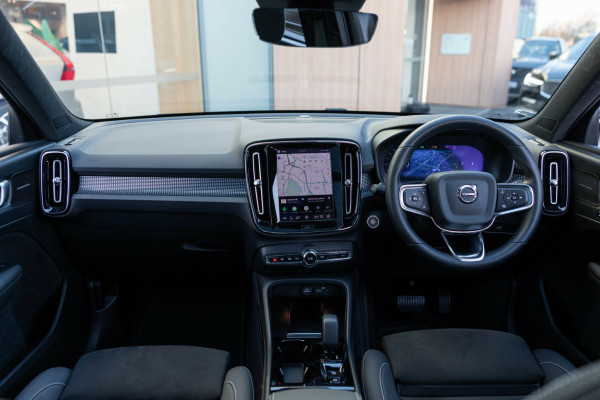 2024 MY25 Volvo XC40 XZ Ultra B4 Dark SUV Image 6