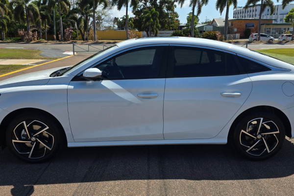 2024 MG MG5 Essence Sedan Image 5