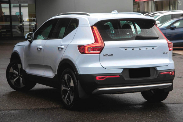 2025 Volvo XC40 XZ Ultra B4 Bright SUV Image 4