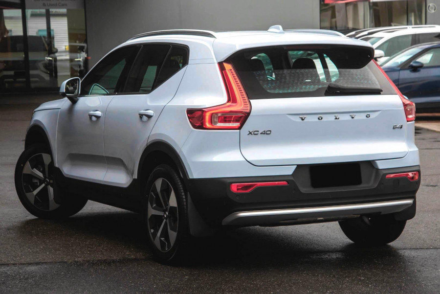 2025 Volvo XC40 XZ Ultra B4 Bright SUV Image 4