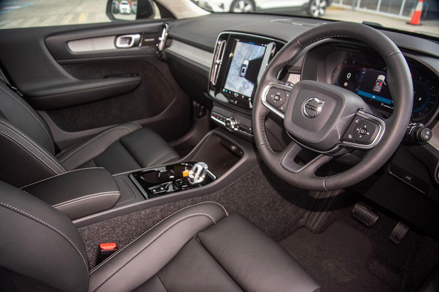 2024 MY25 Volvo XC40  Ultra B4 Dark SUV Image 6