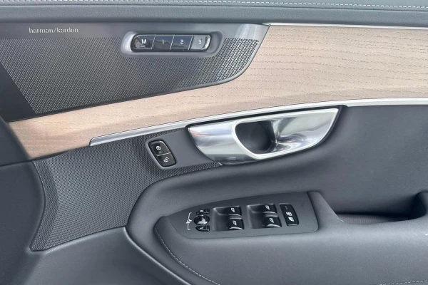 2025 Volvo XC90 L Series Ultra T8 Plug-In Hybrid SUV Image 11