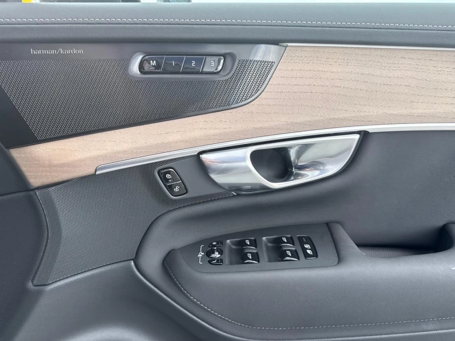 2025 Volvo XC90 L Series Ultra T8 Plug-In Hybrid SUV Image 11