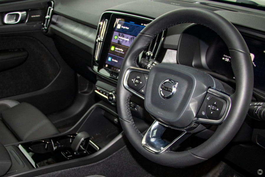 2026 Volvo EX40  Ultra Single Motor Extended Range SUV Image 3