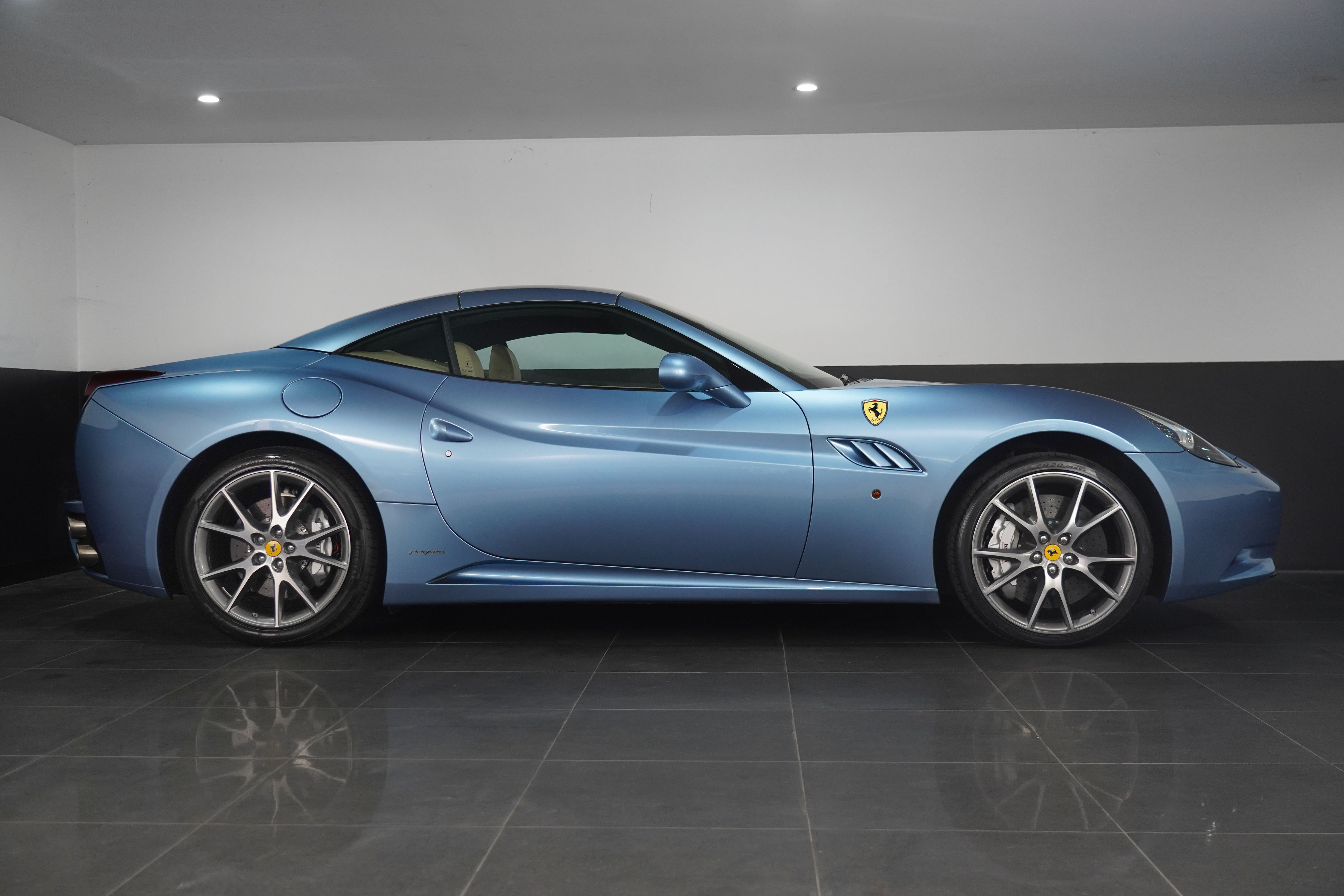 2011 Ferrari California Convertible Image 13