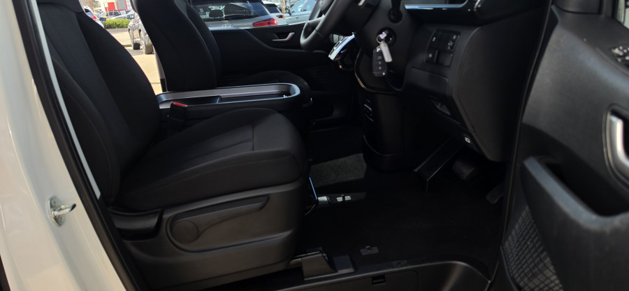 2025 Hyundai Staria US4.V3 SUV Image 15