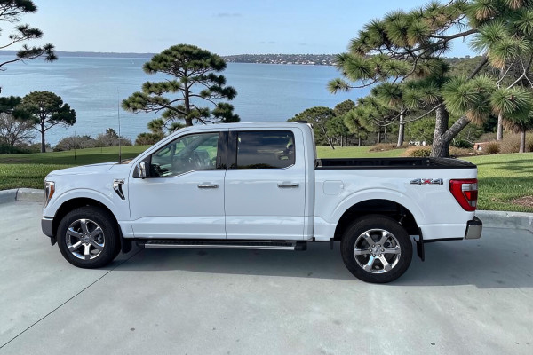 2023 Ford F-150  Lariat Dual Cab Image 6