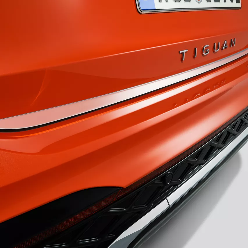 Tailgrate protective strip