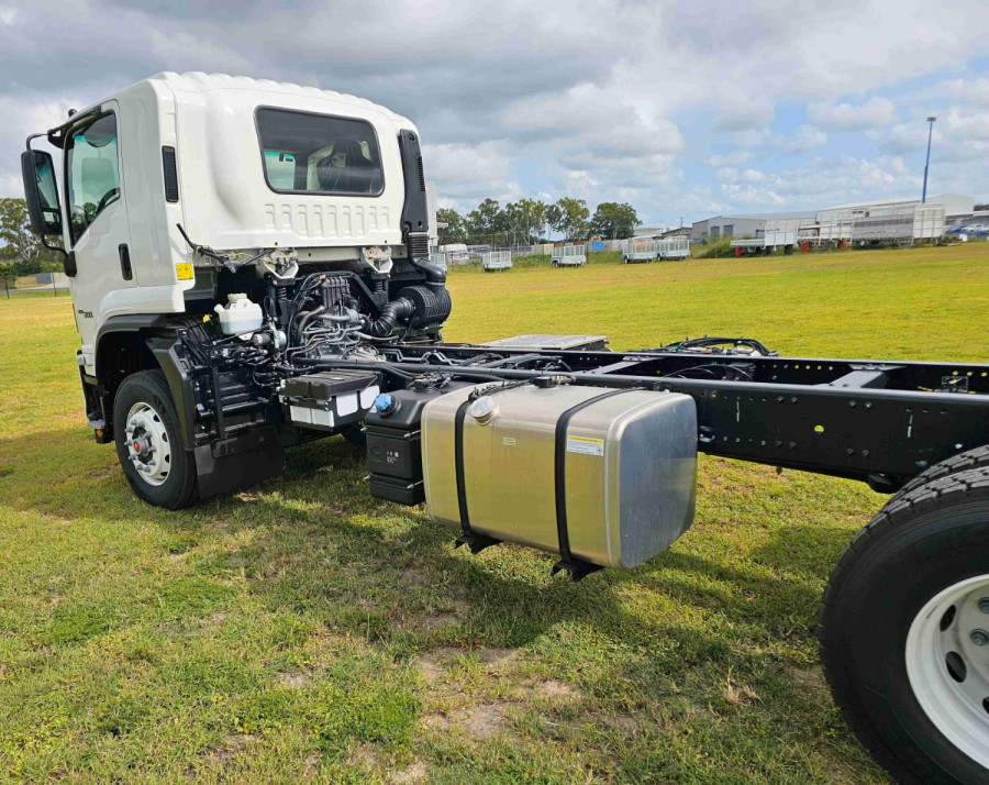 2025 Isuzu FVZ 260-300 AT R55 Cab Chassis Image 4