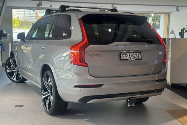 2024 Volvo XC90 L Series Recharge Ultimate T8 Plug-In Hybrid SUV Image 3