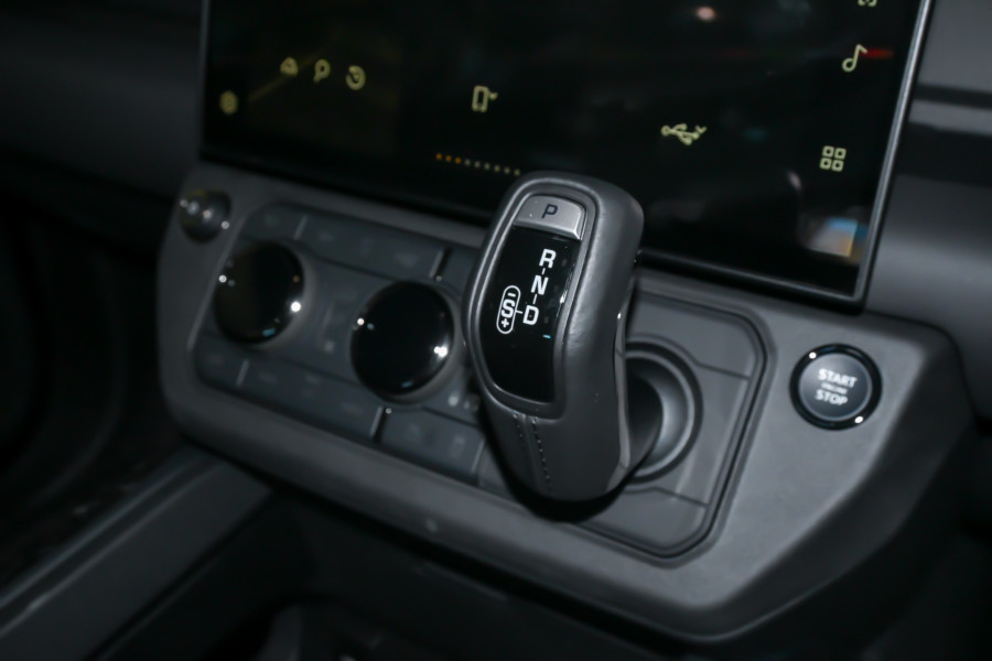 2026 Land Rover Defender L663 110 P635 OCTA Black SUV
