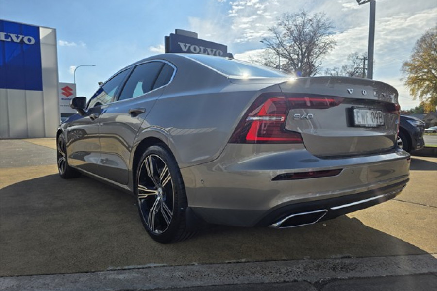 2022 Volvo S60  B5 Inscription Sedan Image 16