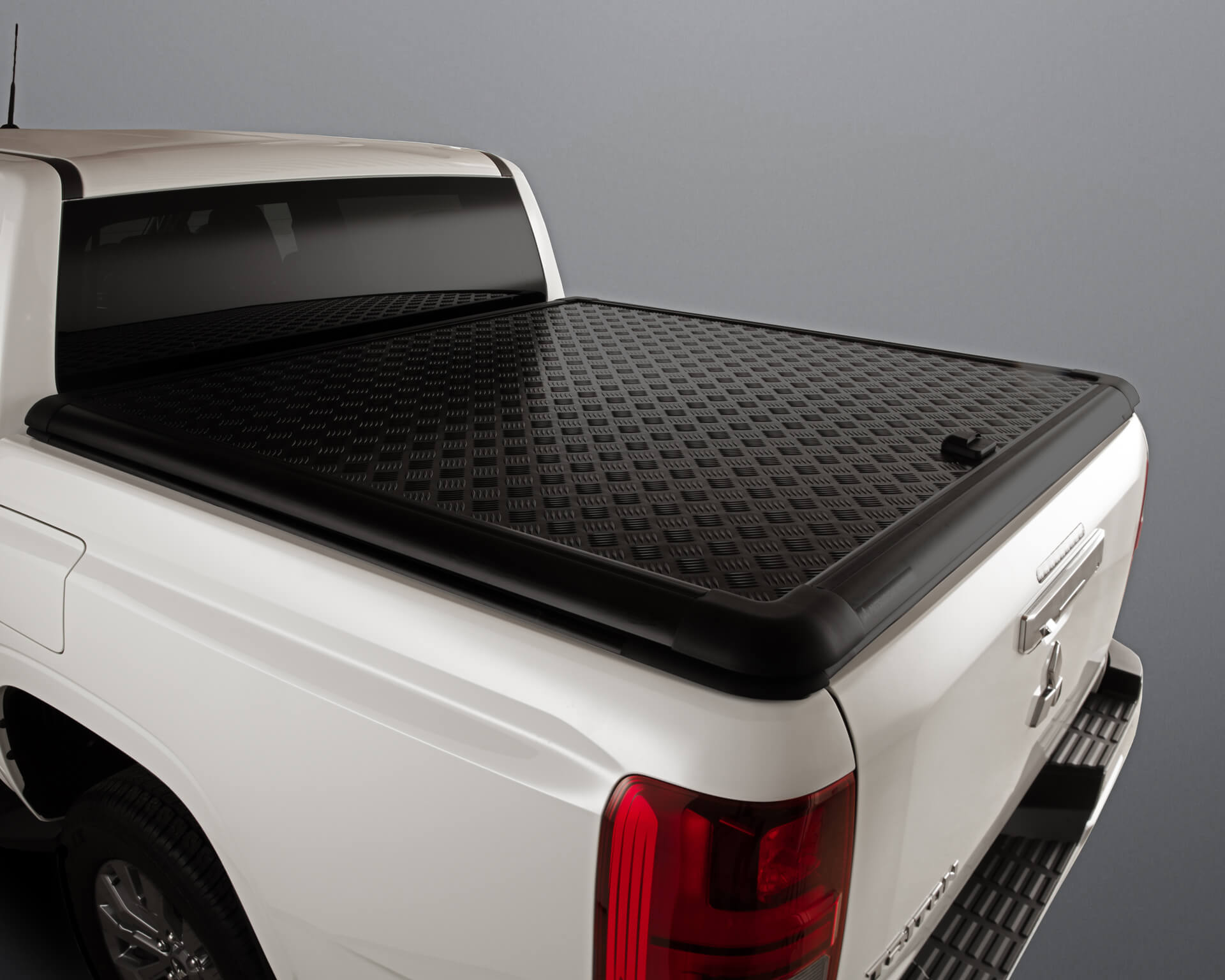 Aluminium Hard Tonneau Cover - Black 