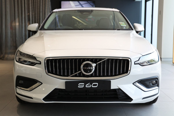 2024 Volvo S60  Ultimate B5 Bright Sedan Image 2