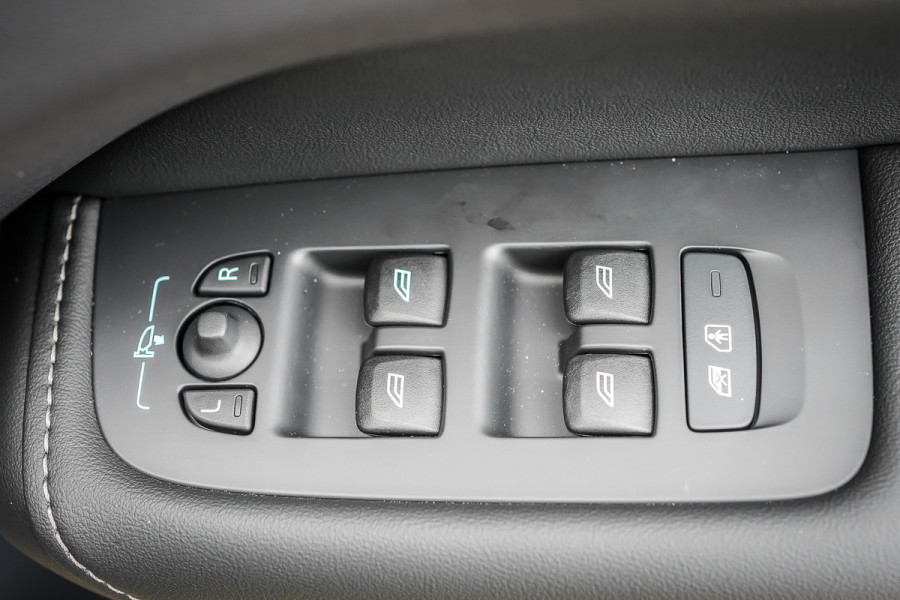 2025 Volvo XC60 UZ Ultra T8 Plug-In Hybrid SUV Image 16
