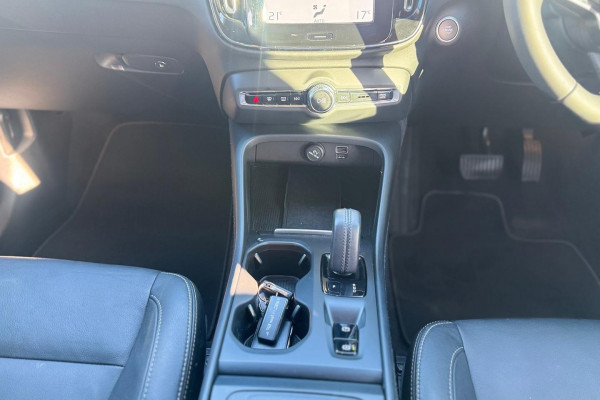 2019 Volvo XC40 XZ T4 Momentum SUV Image 17