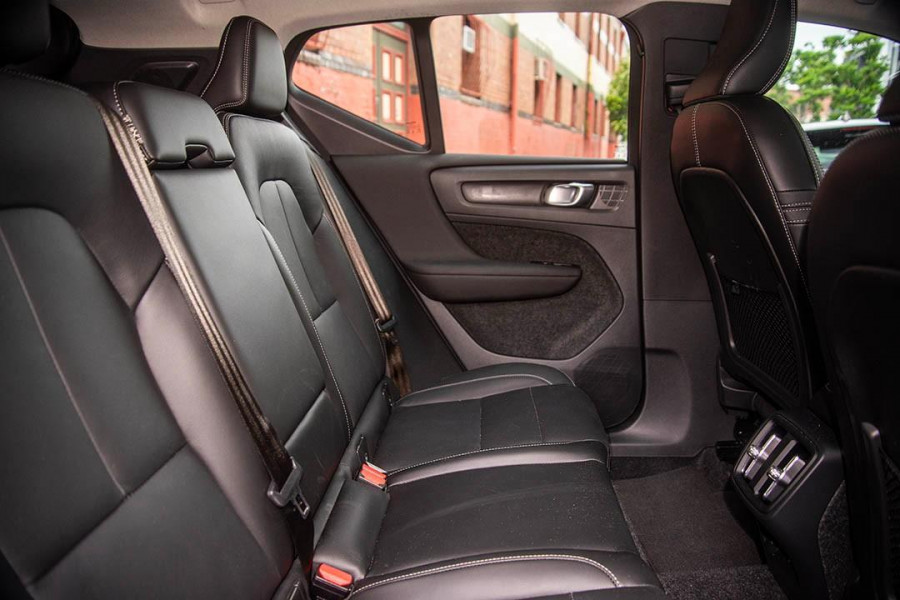 2023 Volvo XC40  Ultimate B4 Bright SUV Image 9