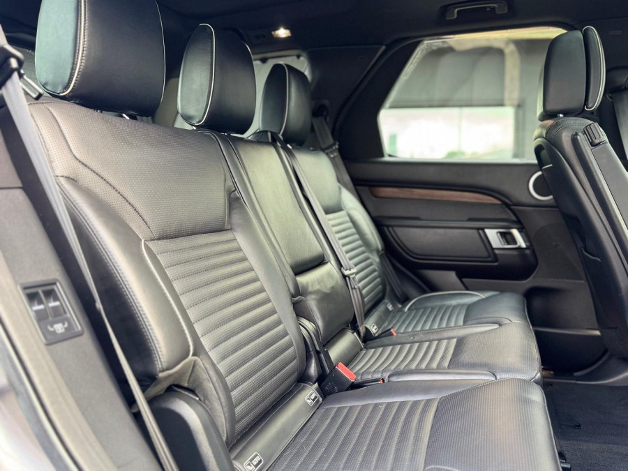 2018 Land Rover Discovery Series 5 HSE Luxury SUV Image 15