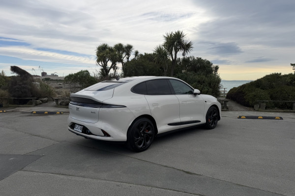 2025 MG IM6 S12L Performance SUV Image 2
