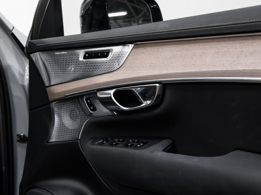 2025 Volvo XC90 L Series Ultra T8 Plug-In Hybrid SUV Image 10