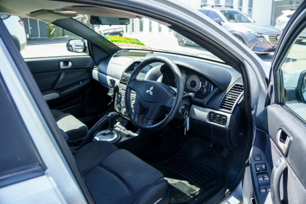 2008 Mitsubishi 380 DB Series III SX Sedan Image 11